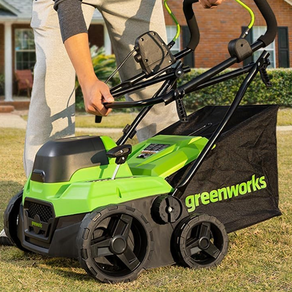 Аккумуляторный аэратор-скарификатор Greenworks GD40SC38II 38 см, б/щ, 40v (без АКБ и З/У) - Аэратор-скарификатор шириной 38 см и мощностью 750 Вт помогает ухаживать за газоном. Он оснащен 16 стальными ножами, которые развивают скорость до 3100 об/мин. Центральная регулировка глубины обработки, от -12 до +6 мм, позволяет настроить инструмент под любые задачи: от удаления мха до улучшения доступа воздуха к корням травы.